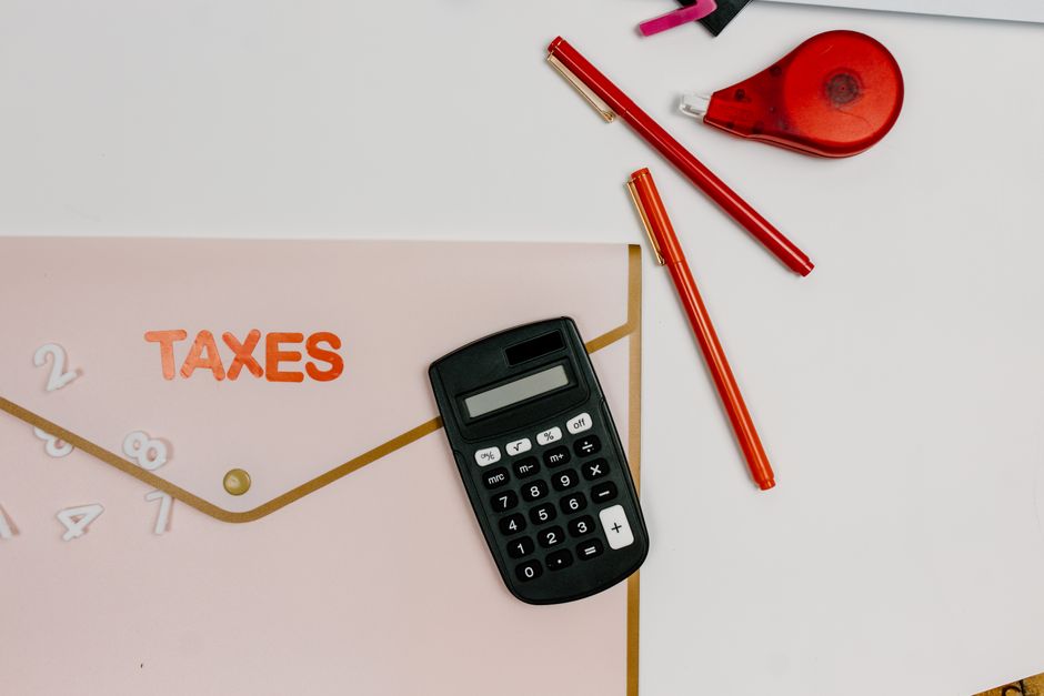 Persona trabajando con calculadora y documentos fiscales