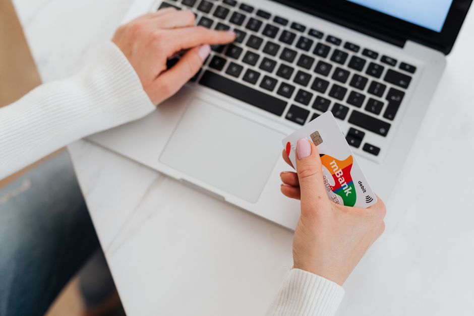 Persona haciendo una transferencia bancaria desde un portátil