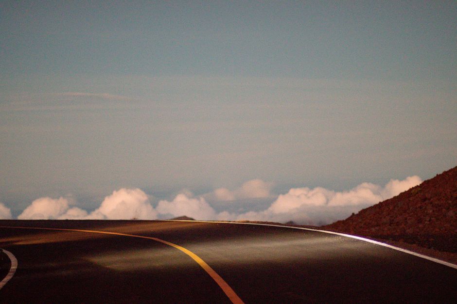 Carretera vacía al atardecer vista desde el nivel del asfalto