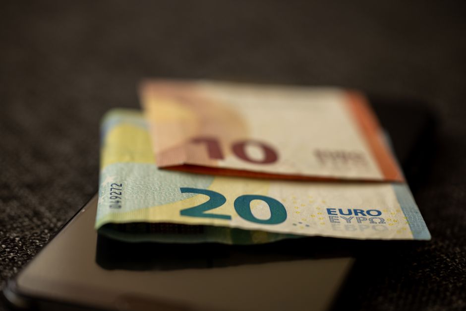 Billetes de diez y veinte euros sobre una mesa