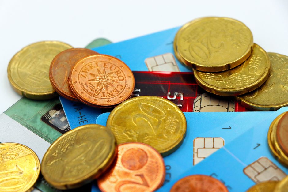 Tarjeta bancaria y documentos sobre una mesa