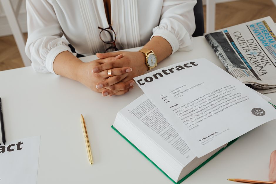 Persona revisando un contrato de trabajo sobre una mesa para comprobar los conceptos salariales